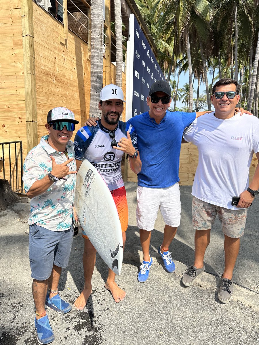 FredckBenitez's tweet photo. Con el mejor de Hawaii @johnjohnflorenc y con el mejor de #ElSalvador #BryanPerez en Punta Roca.
@surfcity @wsl https://t.co/0JqLFOuq25