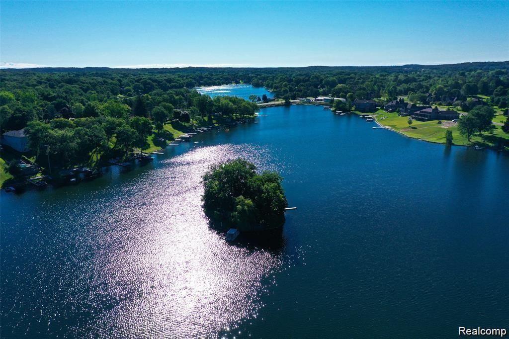 klrw989's tweet photo. We are looking for a buyer on 9860 King Road #SpringfieldTwp #MI  #realestate https://t.co/ta08J67Dss https://t.co/VPpe1lgRfI