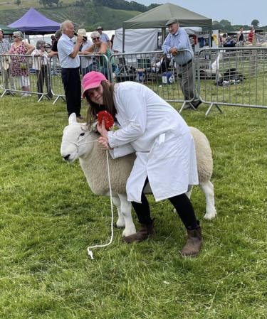 Llongyfarchiadau i Angharad a fuodd yn cystadlu yn yr Adran Iau CFFI yn Sioe Aberystwyth heddiw a chipiodd y wobr gyntaf 🏆☀️

Congratulations to Angharad who has been competing in the YFC Young Handlers section at Aberystwyth Show and achieved the first prize!!

#boisllanddarog