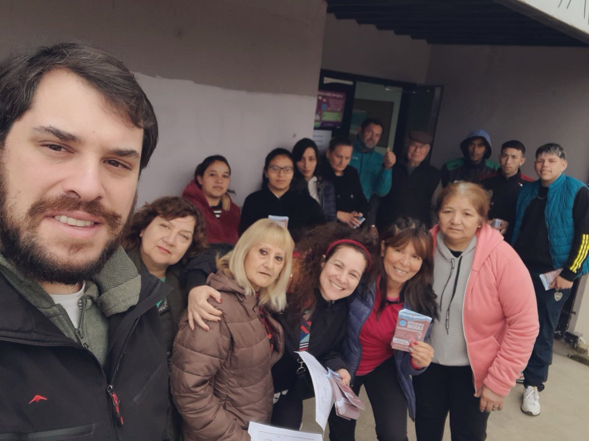 tomasbasilok's tweet photo. Hoy salimos a invitar a vecinos de distintos barrios al “Encuentro Gaucho” el próximo 17 de junio. 
Un evento para compartir en familia, donde contaremos con desfile de caballos, musica en vivo, banda militar, ballets folklóricos, entre otros… 
@jaimemendezh INTENDENTE https://t.co/hfHjoXg4UH