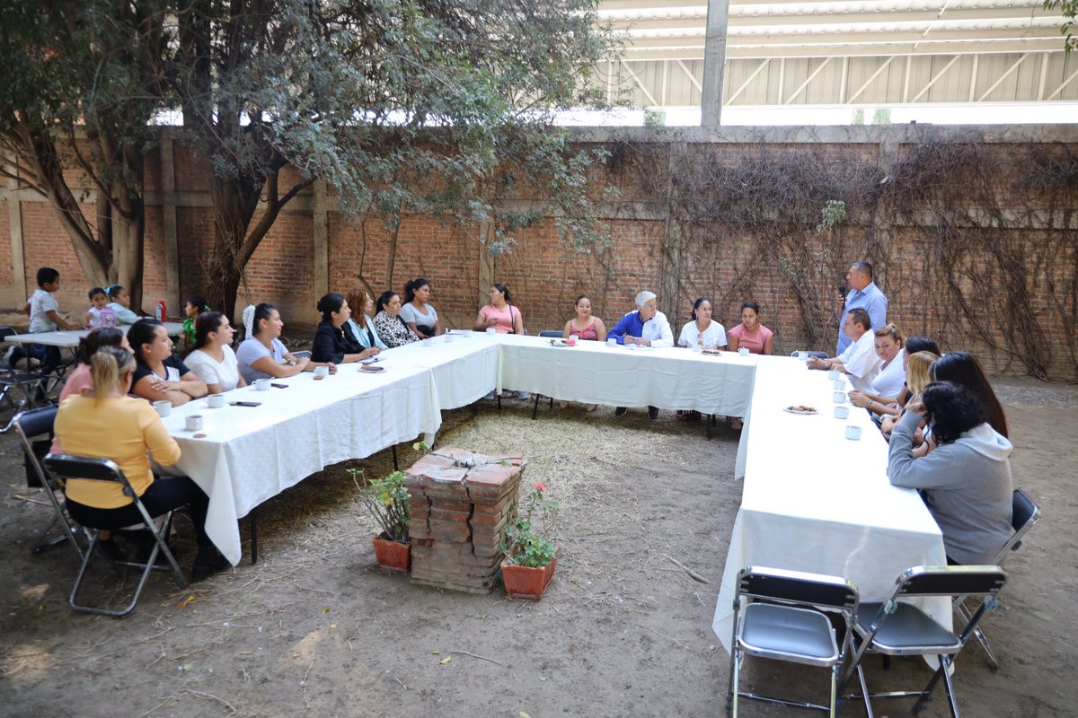 LuisEAyalaT's tweet photo. #Sábado | Gracias a las y los líderes de este gran distrito III por participar de la convocatoria para saludarlos. Saber que se necesita y cómo podemos ayudar en sus espacios públicos y comunidades.
#AyalaEnAcción #Distrito3Local https://t.co/cPDGISc6yP