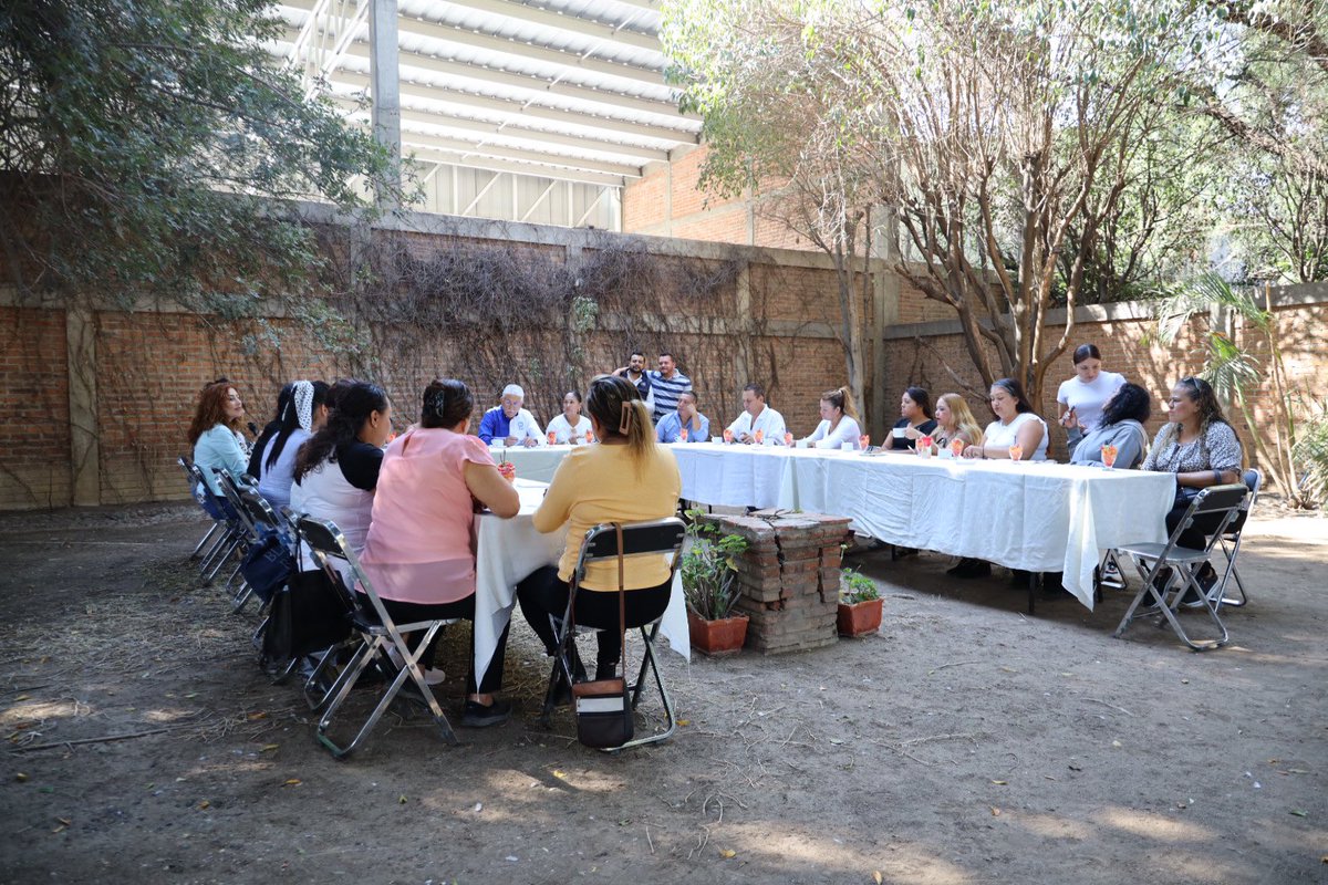 LuisEAyalaT's tweet photo. #Sábado | Gracias a las y los líderes de este gran distrito III por participar de la convocatoria para saludarlos. Saber que se necesita y cómo podemos ayudar en sus espacios públicos y comunidades.
#AyalaEnAcción #Distrito3Local https://t.co/cPDGISc6yP
