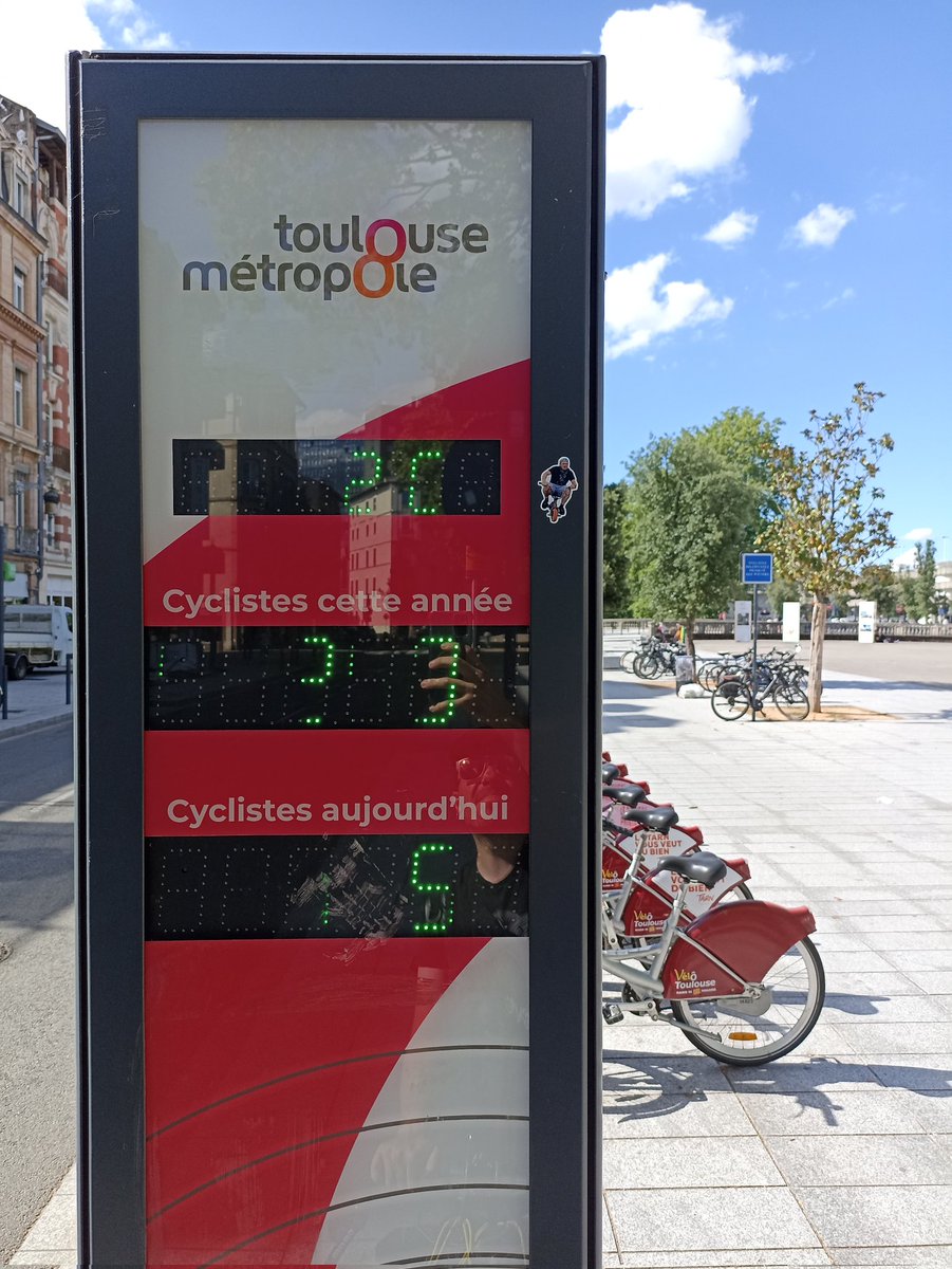 Passage éclair à Toulouse, après 45 min de retard du TER pour revenir d'Ariège j'ai même pas eu le temps de me faire comptabiliser par le <a href="/TotemMatabiau/">Totem Matabiau</a> mais j'y ai laissé une petite trace hehehehe