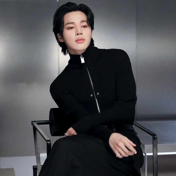 chartdata's tweet photo. #JIMIN's "Like Crazy" re-enters the top 20 on the global Spotify chart at #19 with 2.874 million streams. It previously peaked at #1. https://t.co/JTmVAg9nKC