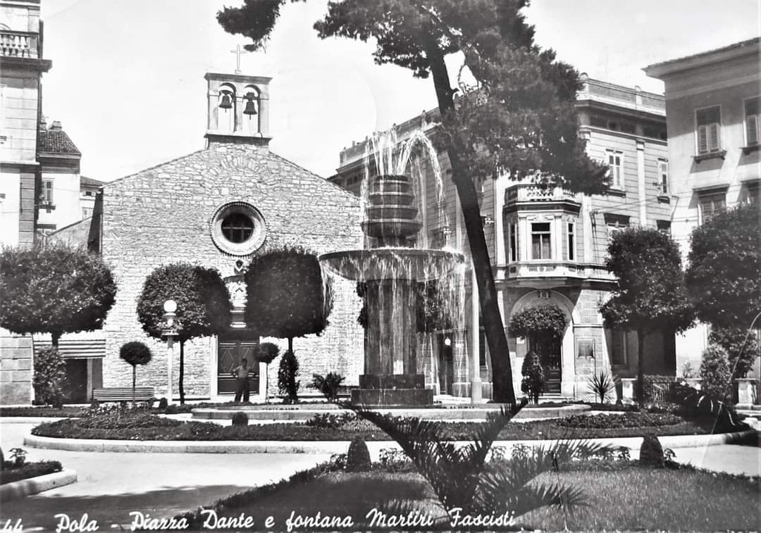 be_polite_ss's tweet photo. #Pola #Pula #Pulj #Istria
In time of fascism
Piazza Dante e fontana martiri fascisti
Still standing today. Right from this fountain ⛲ was my school Moša Pijade.
Moše was Jewish ✡️ and a Yugoslav politician, and full member of the Serbian Academy of Sciences and Arts. https://t.co/0F5yBSprcf