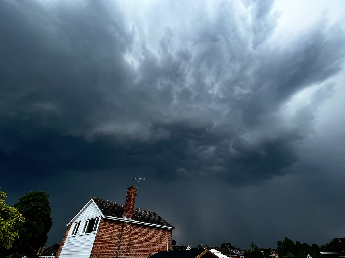 It’s very damp and very loud over Worcester right now! 

#storm #StormHour #photography #weather