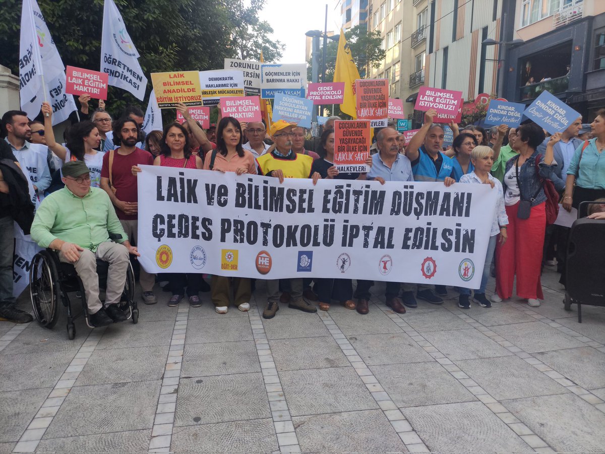 Halkevleri's tweet photo. 📌 İstanbul

"Laik ve bilimsel eğitim düşmanı ÇEDES protokolü iptal edilsin" demek için Süreyya Operası önündeydik. 

Çocukların güvende yaşayacağı bir ülke için laiklik şart! https://t.co/b3UgdzWJkO