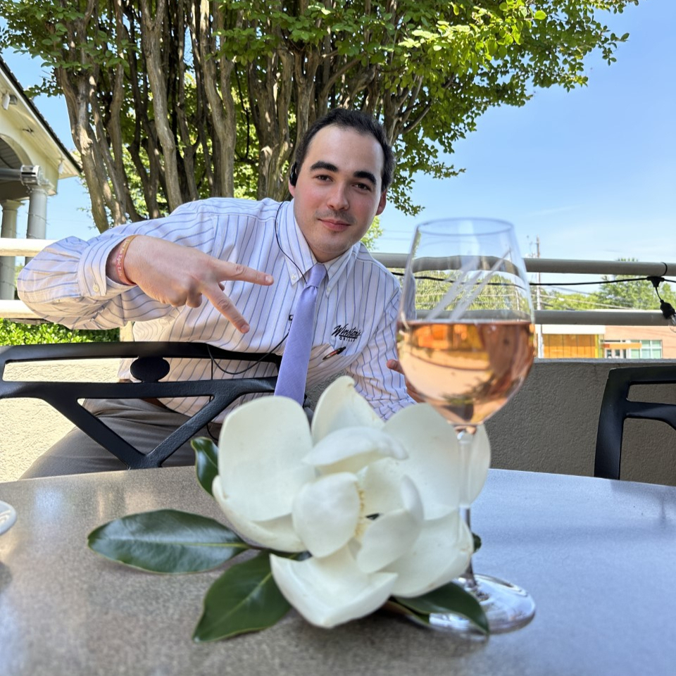 National Rosé Day with a special guest ✌️ If Bryant is celebrating, so should you!⠀⠀⠀⠀⠀⠀⠀⠀⠀
⠀⠀⠀⠀⠀⠀⠀⠀⠀
#raleigh #raleighrestaurants #raltoday #thingstodoinraleigh #raleighnc #northraleigh #winstonsgrille #nationalroseday #roseallday instagr.am/p/CtUJlWsBbSj/