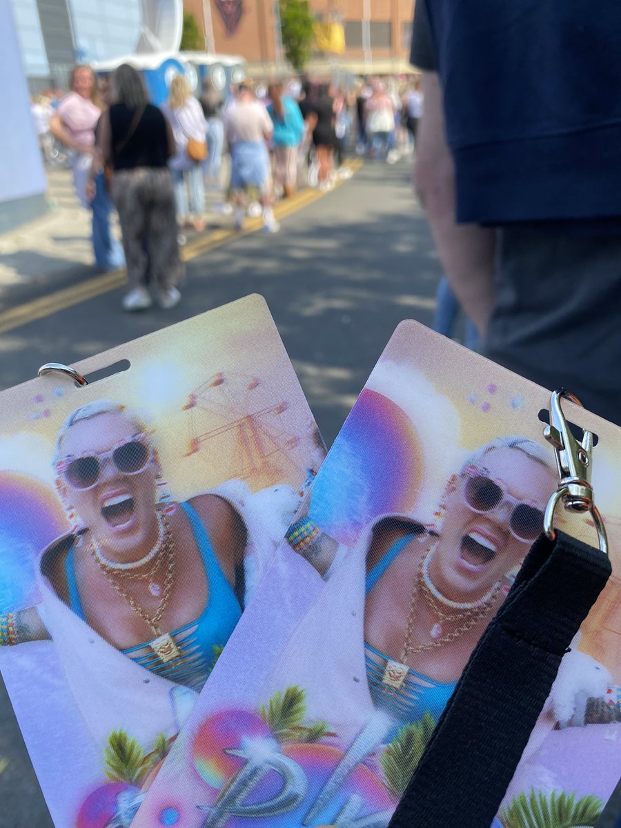 Gem_t82's tweet photo. @Pink 6 times now finally a stadium close to home and what better then me and my fiancé first gig together https://t.co/zSK7R4sozr