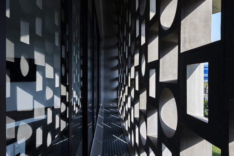 claudia_703's tweet photo. See how this building makes use of #modern elements in its architecture. #facade  https://t.co/msrNwlASWj https://t.co/2ZahLjLiVb