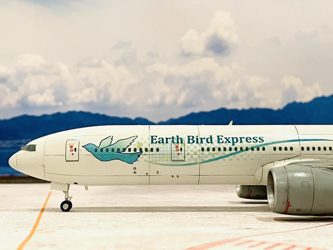 B777-300ERの塗装を自分でデザインしてみました!名付けて、「アースバード・エクスプレス号」! 地上から飛び立つ鳥をイメージして、機体前の方は草原から飛び立つイメージ、後方は海と波を表現してます! …めっちゃ実在機みたいな感じしてる