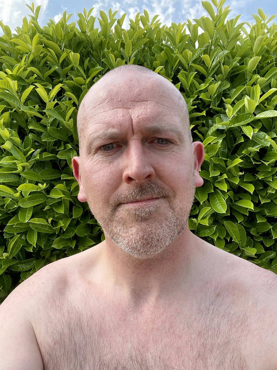 Sun’s Out.
Chest Out.
Gardening.
#SaturdayAfternoon #SaturdaySelfie #Me #MeMeMe #Poplifer73