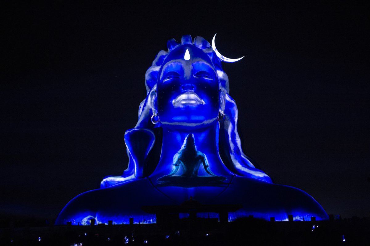 SadhguruAcademy's tweet image. HINAR participants attend the Adiyogi Divya Darshanam, a spectacular 14-minute video imaging show projected on the 112-foot Adiyogi at the Isha Yoga Center. Accompanied by a narration in Sadhguru&apos;s voice, it depicts Adiyogi&apos;s contribution to humanity. #humanisnotaresource