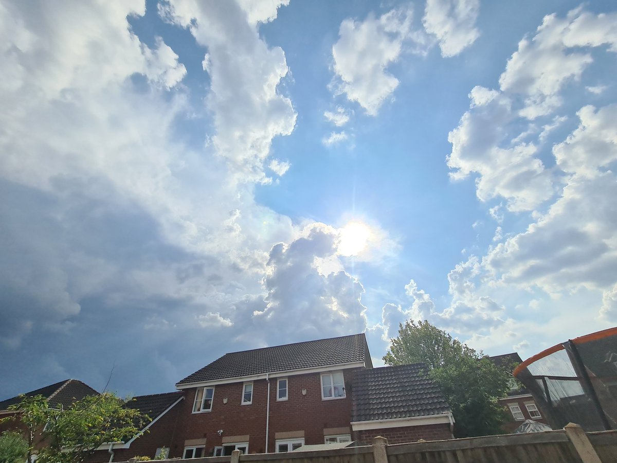 SamTheEgg69's tweet photo. Clouds are coming https://t.co/zBJk7uaMV8