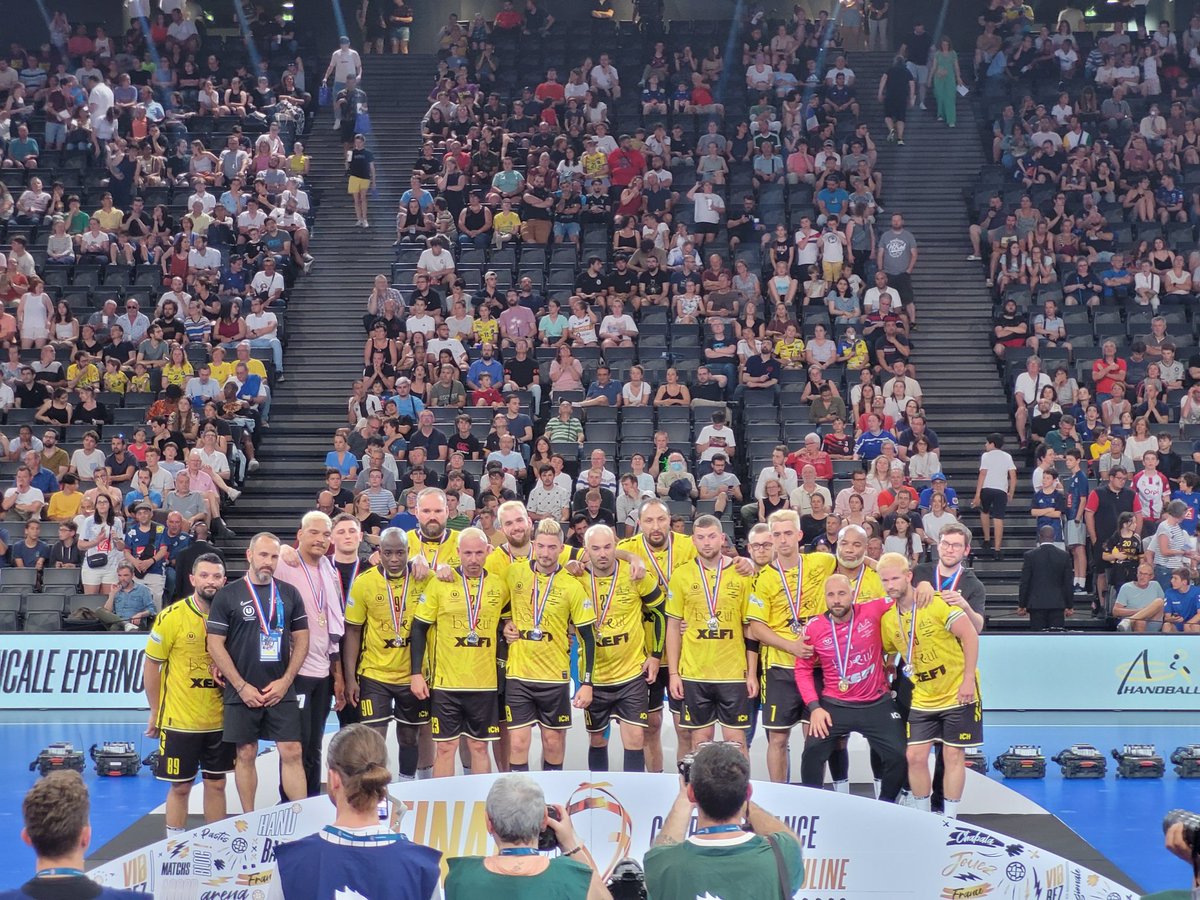 Un grand Bravo aux joueurs #Epernon ainsi qu’au staff et bien sûr aux supporters pour ce parcours exceptionnel #CoupedeFrance 
Malgré la défaite en finale contre #Marseille cela reste 1 très belle performance, saison historique ! Merci pr ttes ces belles émotions 🖤💛🏐 #handball