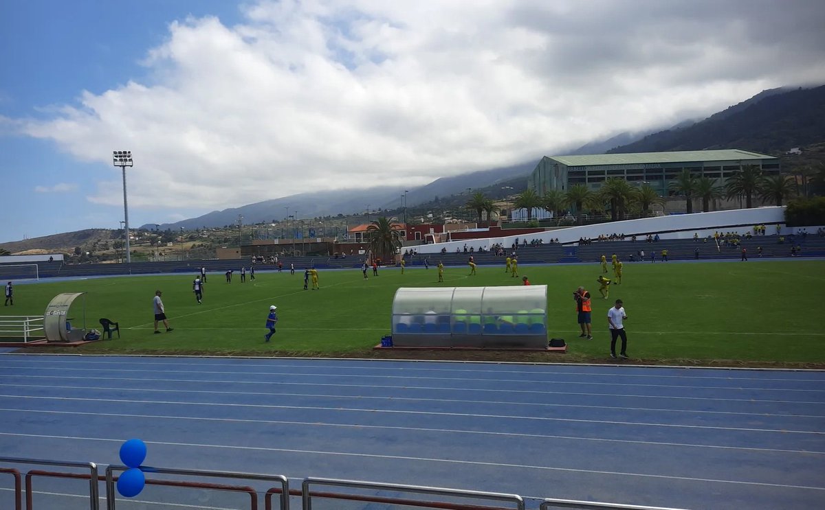 La @udlapalma está a 45 minutos de ascender a Preferente. Gana 1-0 al At. Restinga al descanso, gol de Yeray de penalti, lo que le valdría para subir de categoría (1-1 la ida en El Hierro). Además, los herreños están con 10, tras expulsión por salvar un gol con la mano.