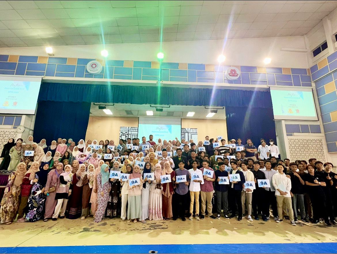 ikmlrdzi's tweet photo. Just want to put this one here. No words can describe how proud i am with your achievement and seeing all that hardworks really paid off. Good luck for your future undertaking dear strinex. You will and always be missed ❤️

Strinex director signing off for real 👋🏻 https://t.co/Xs59b2K81K