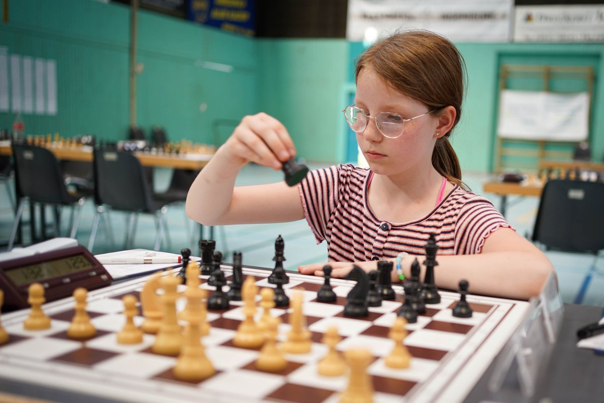 SandraSchmidtIA's tweet photo. Denken - Berühren - Führen - Uhr drücken
Julia zeigt Euch, wie es richtig geht! 😏 #RLPOpen #womeninchess https://t.co/KVXvMDD916