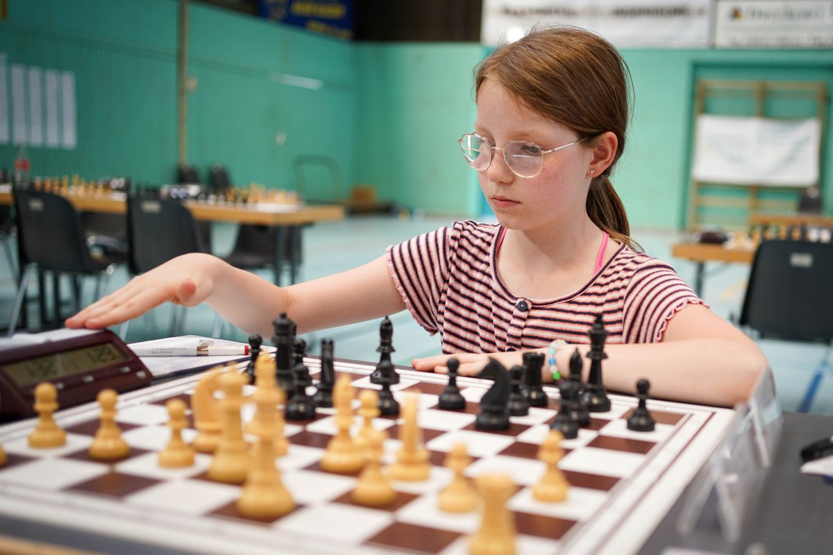 SandraSchmidtIA's tweet photo. Denken - Berühren - Führen - Uhr drücken
Julia zeigt Euch, wie es richtig geht! 😏 #RLPOpen #womeninchess https://t.co/KVXvMDD916