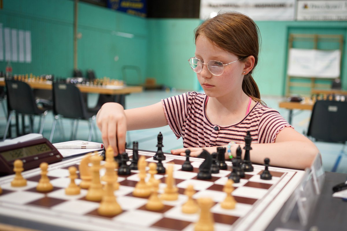SandraSchmidtIA's tweet photo. Denken - Berühren - Führen - Uhr drücken
Julia zeigt Euch, wie es richtig geht! 😏 #RLPOpen #womeninchess https://t.co/KVXvMDD916