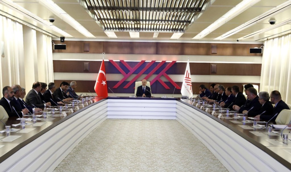 Cumhurbaşkanımız Sayın <a href="/RTErdogan/">Recep Tayyip Erdoğan</a>’ın şahsıma duyduğu güvenin büyük bir sorumluluk gerektirdiğinin de farkında olarak atama kararının, şahsım ve Üniversitemiz için hayırlı olmasını Yüce Allah’tan niyaz ediyorum. 
👉 yyu.edu.tr/haberler/van-y…