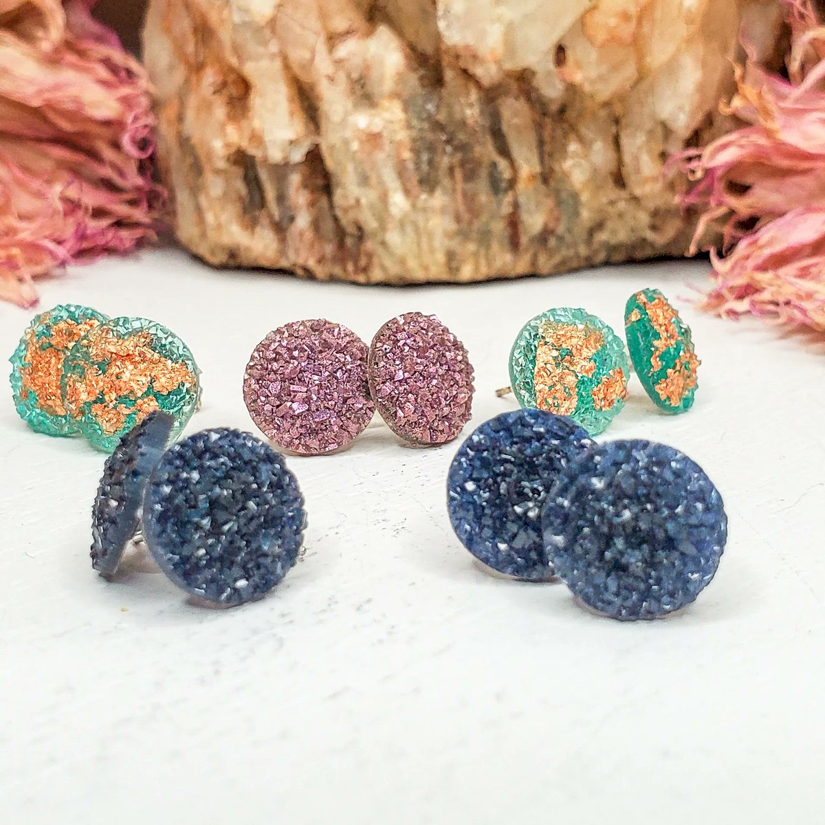 C4StudiosNC's tweet photo. Another great week!  Resin druzy studs and classic gray and off-white wraps up our week for us here in the studio.  https://t.co/RbfKcJejHU #cfourstudiosnc #sparkleandshine #resindruzy #polymerclay #earrings #simplestyle https://t.co/8jja7AnkeI