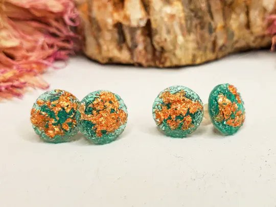 C4StudiosNC's tweet photo. Another great week!  Resin druzy studs and classic gray and off-white wraps up our week for us here in the studio.  https://t.co/RbfKcJejHU #cfourstudiosnc #sparkleandshine #resindruzy #polymerclay #earrings #simplestyle https://t.co/8jja7AnkeI