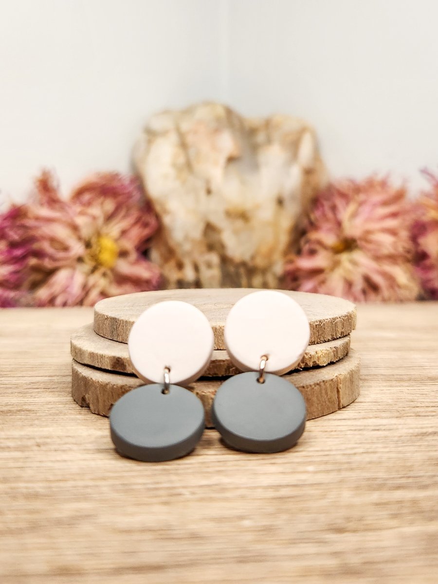 C4StudiosNC's tweet photo. Another great week!  Resin druzy studs and classic gray and off-white wraps up our week for us here in the studio.  https://t.co/RbfKcJejHU #cfourstudiosnc #sparkleandshine #resindruzy #polymerclay #earrings #simplestyle https://t.co/8jja7AnkeI