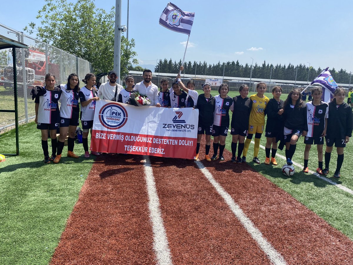 ipekmuhendslik's tweet photo. Sevgili mor menekşelerimiz bugün Kocaeli’ de Yıldız kızlar futbol şampiyonasına galibiyetle başladı. Van’ımızın gururu tebrikler 🌸🌸🌸 https://t.co/CUq0ZBRcSN