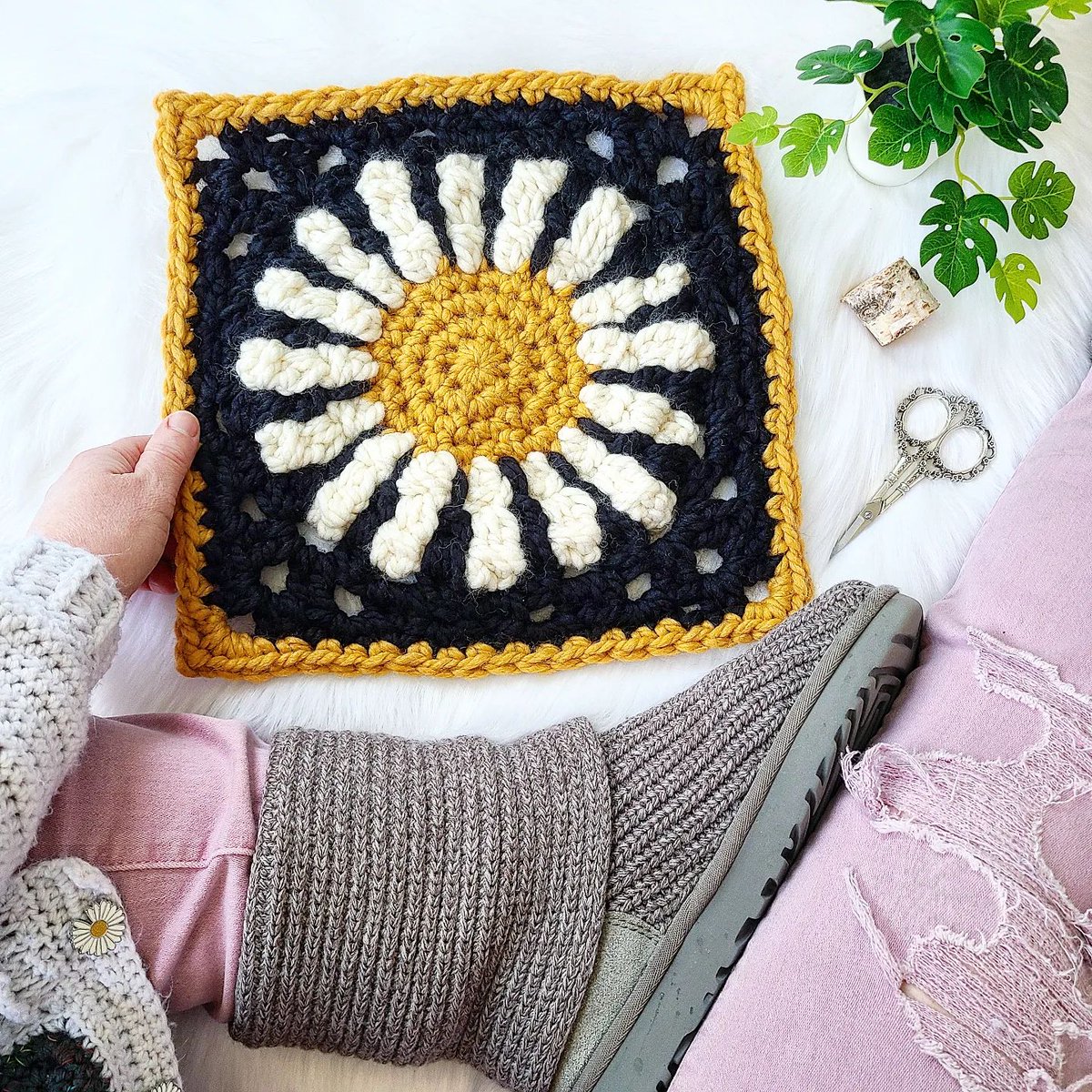 A giant size daisy granny square will always brighten up our day! 🌼
.
Wool-Ease® Thick & Quick® Yarn: ow.ly/WXf150OwU3h
📸 craftseverywhere (IG)
.
#crochet #crohetgrannysquare #crochetdaisy #crochetallday #crochetlove #handmade #diy