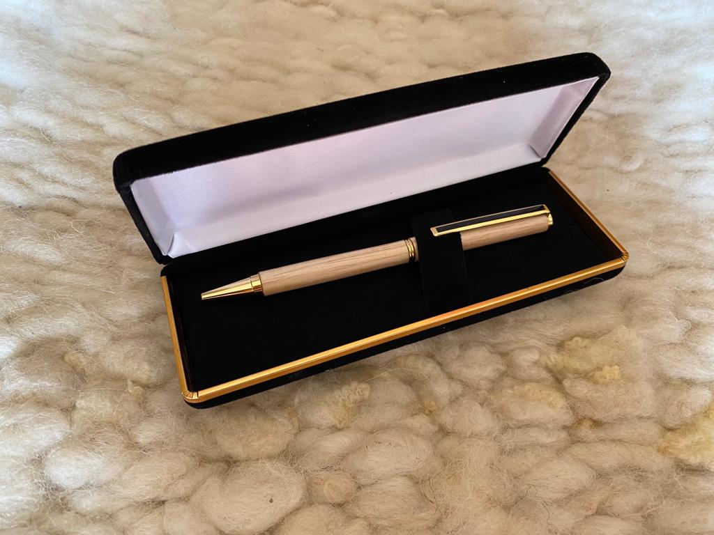 SaxonShipCo's tweet photo. Help us #WritetheFuture and support our #Crowdfunder by donating to https://t.co/ZhebY4PWMR  and choosing this hand-made ballpoint pen produced from offcuts of the wood being used to #PlanktheShip

#Woodturning #axework #oak #SaxonShip #SuttonHooShip #SaxonShip #WritinginStyle https://t.co/zsLBS3EYJN
