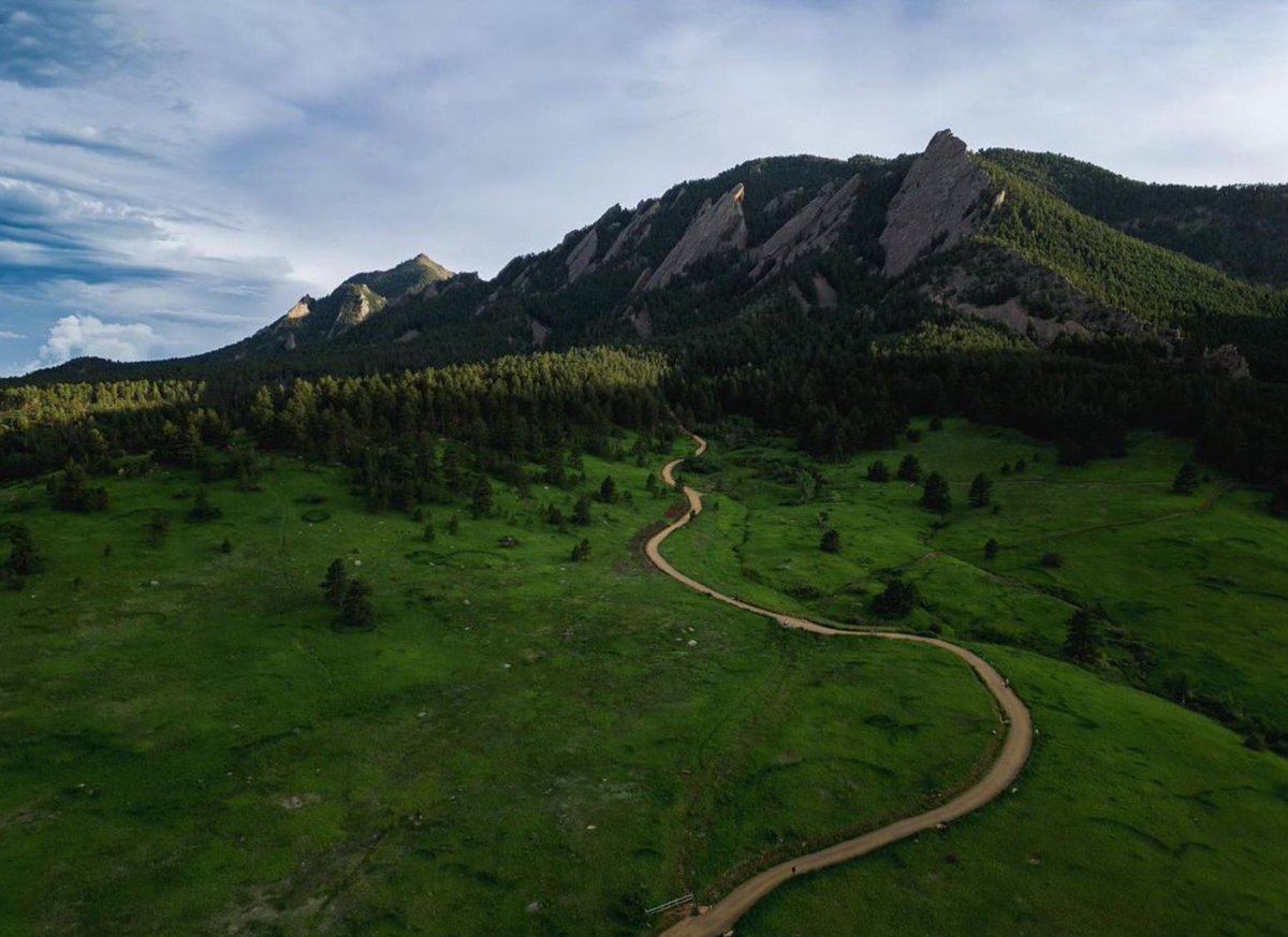 bouldercolorado's tweet photo. Green looks good on you, #Boulder 💚 https://t.co/83g6BgDLP2