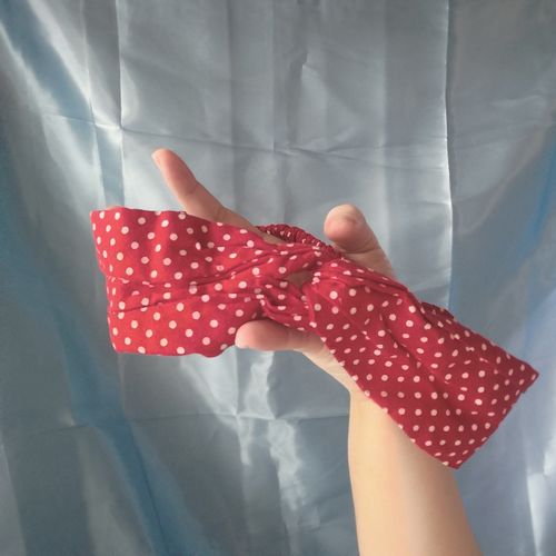 PoisonWhiteRose's tweet photo. A classic! I still use Red Sweetheart on a weekly basis.

I only have one left!
Scrunchies are $1.50
Headbands are $2
Sets are $3

#pachyswhimsy #smallbusiness #womanownedbusiness #handmade #scrunchie #hairaccesories https://t.co/BzC4Hb1bY6