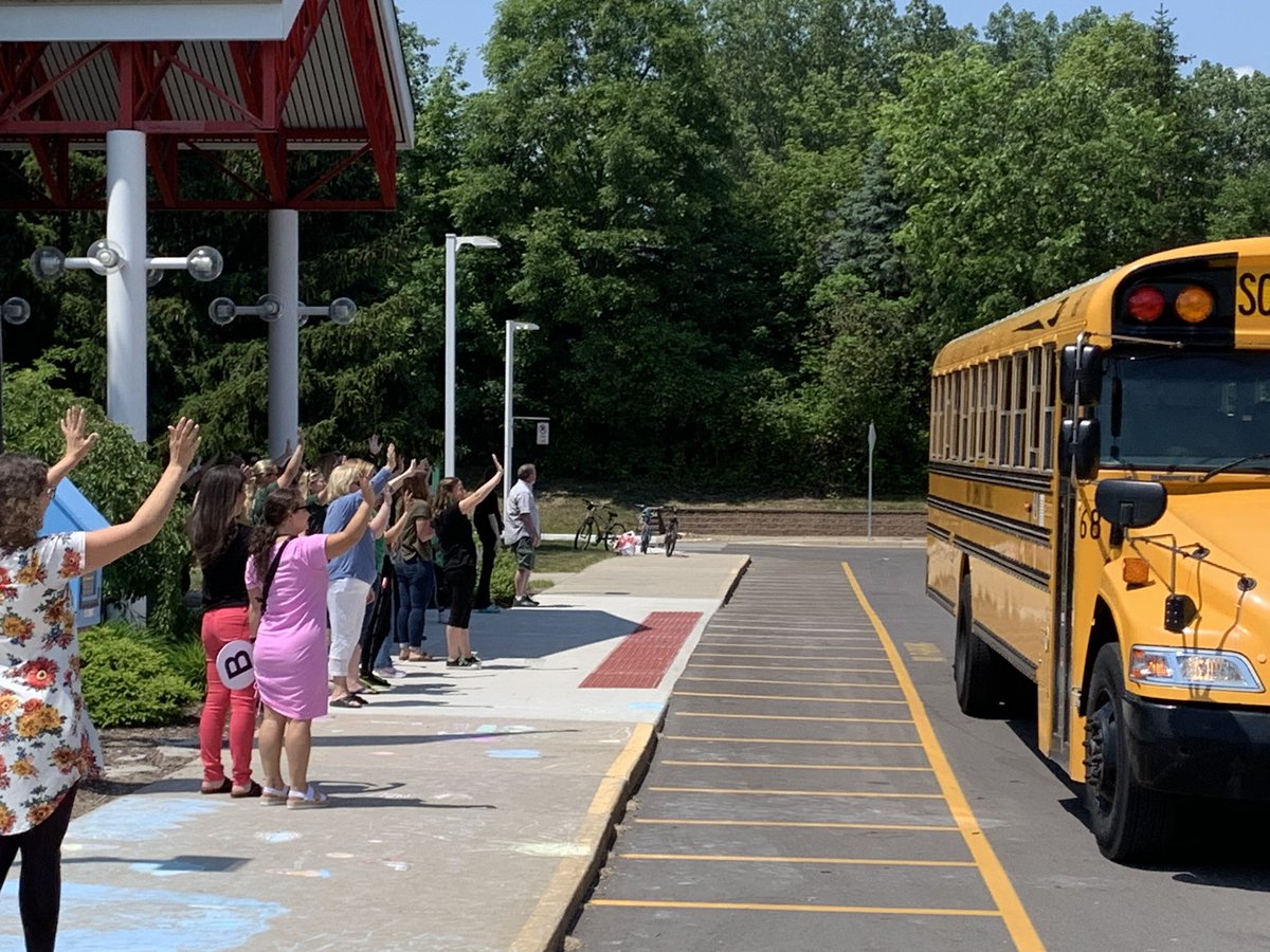NoviParkview's tweet photo. And off they go! Have a great summer, Parkview friends! https://t.co/OkZodKOOWW