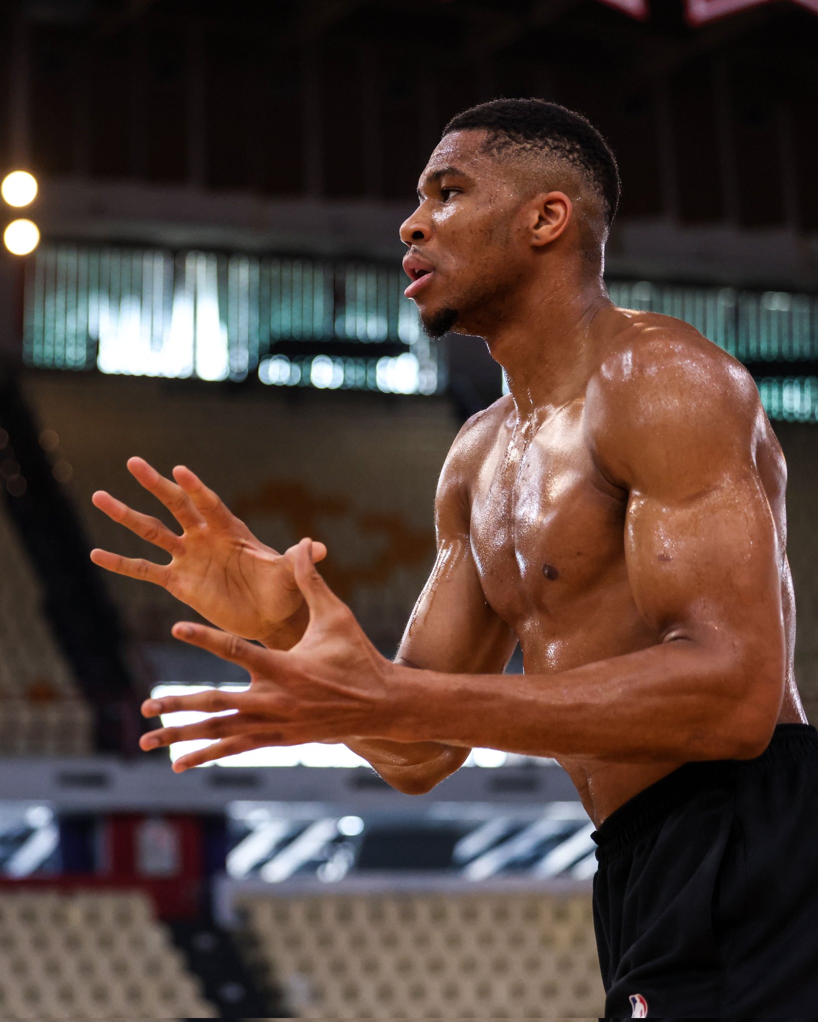 giannis antetokounmpo no shirt