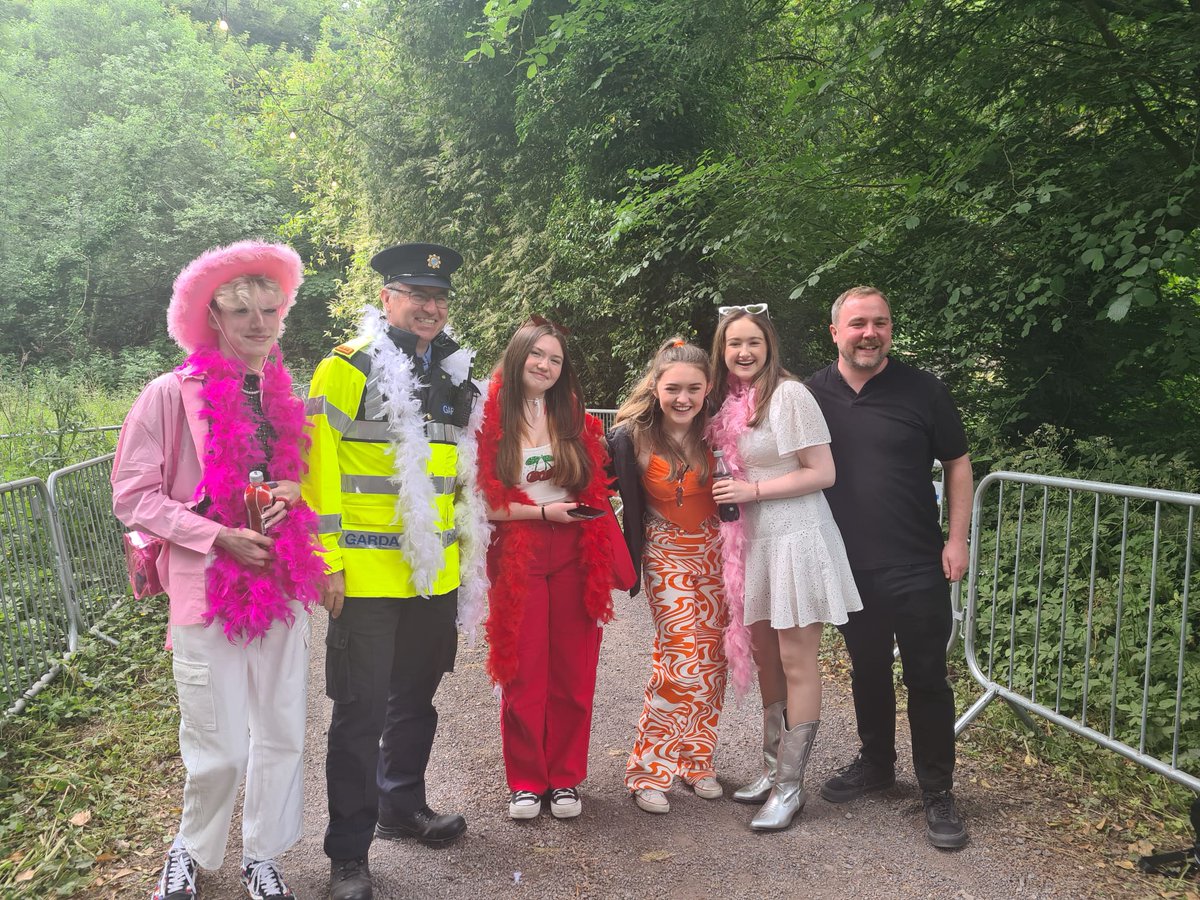 300 Gardaí are currently on-site for #Slane2023 to ensure everyone is able to enjoy the music of #HarryStyles & co while also staying safe.

Traffic is currently heavy on the Navan Road but moving. Please continue to obey the signage around Slane. 

#KeepingPeopleSafe