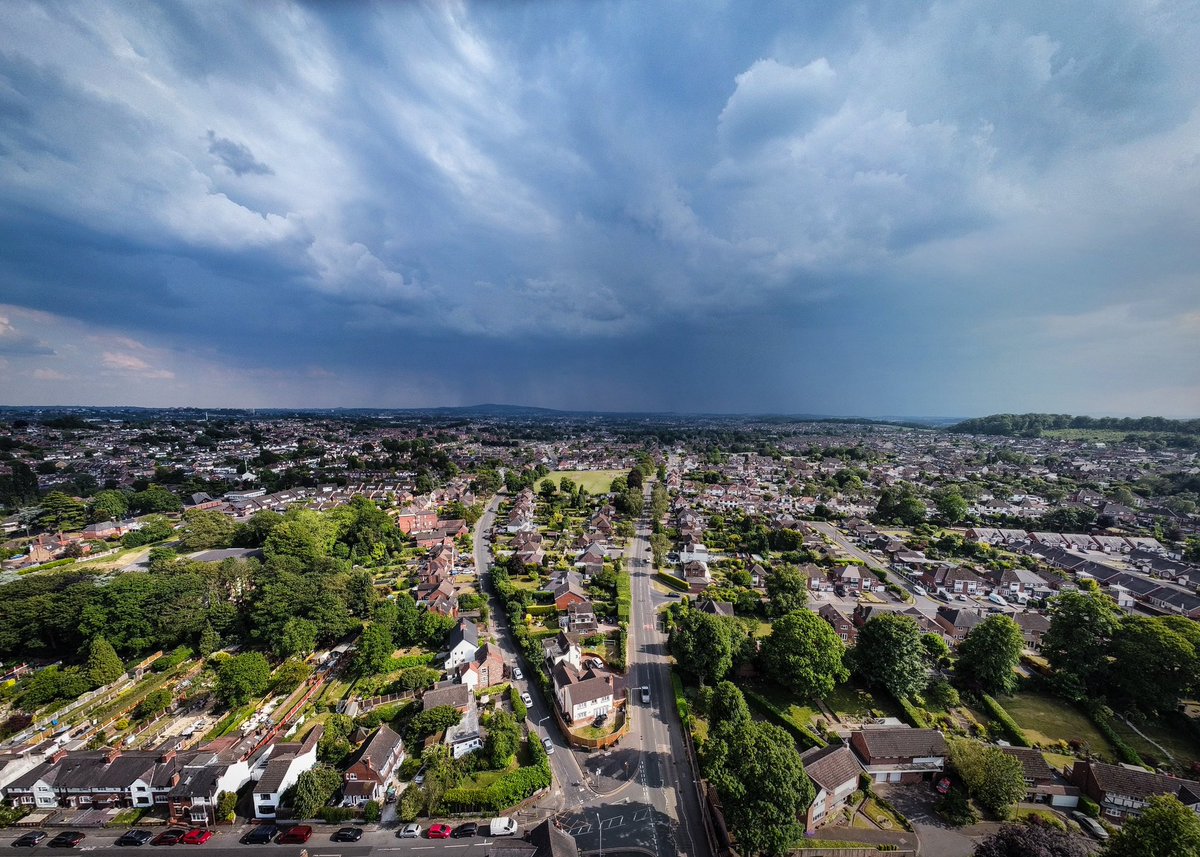 Oooh there’s a storm brewing!! 
@BlackCountryWX @StormHour #storm #LoveUKWeather #blackcountry @bbcmtd #kingswinford @ExpressandStar #expressandstar