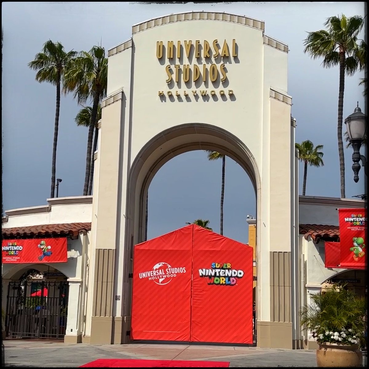 CowMissing's tweet photo. Universal Studios Hollywood, The Entertainment Capital of L.A. #StudioTour #JurassicWorld #CityWalk #LifeOfPets #SuperNintendoWorld #UniversalStudios #DespicableMeMinionMayhem #UniversalCity #EntertainmentCapitalOfLA #UniStudios #USH #UniversalStudiosHollywood @UniStudios https://t.co/1mOfjXtTiG