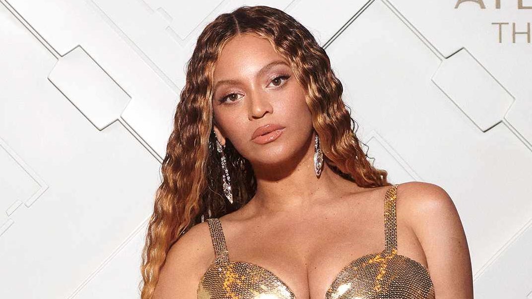 PopTingz's tweet photo. Most-searched women on Google worldwide in the past 30 days

1. Taylor Swift (7.89 million) 
2. Shakira (2.96 million) 
3. Beyoncé (2.43 million) 
4. Rihanna (1.26 million) 
5. Jennifer Lopez (1.22 million)
6. Miley Cyrus (1.22 million) 
7. Ariana Grande (1.09 million) 
8. Queen Elizabeth II (1.04 million) 
9. Ice Spice (1.03 million)