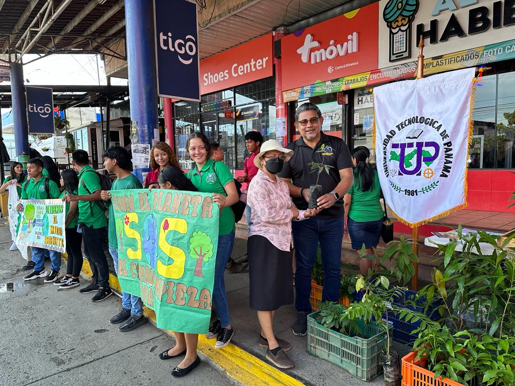 UTPBocas1's tweet photo. En vísperas del aniversario 54° de nuestra #UTPBocas, el Director del Centro, Dr. José Mendoza, acompañado de estudiantes, personal docente y administrativos, estuvieron repartiendo plantones de árboles maderables, medicinales y plantas ornamentales
#OrgulloUTP #SoyUTP #54° https://t.co/bCNUZpc3Ev