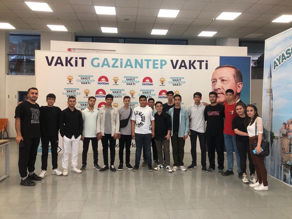 TBMM Grup Başkanvekilimiz Kadim Adalet Bakanımız Sayın Abdulhamit Gül’ün il binamıza teşekkür ziyaretine yeniseçmen ailesi olarak katılımımızı sağladık. 

#GençsinÖndeYürü
#İnandığınYoldaYürü 
#YeniSeçmenGaziantep 

@abdulhamitgul 
@FatmaSahin 
@ErtugrulTEYMUR