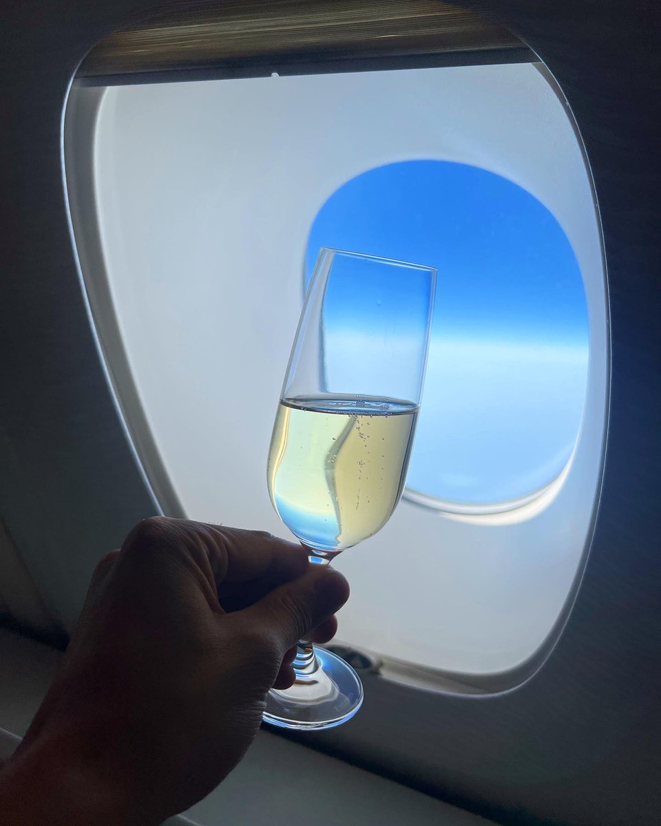 The me 5 years ago would double tap this picture and hope to one day be the one in it. Funny how life makes you go through something so you can appreciate experiences like this so much more. Thank you <a href="/flyonlybusiness/">Fly Only Business</a> for making it possible to fly first class on the best airline