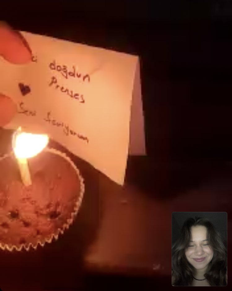 Uzaklar yakın oluverir bazı gecelerde, nokta kadar bir harf göz yaşı döktürür saatlerce, Seni seviyorum.