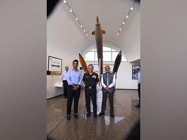ani_digital's tweet photo. Maharashtra: CDS Gen Anil Chauhan visits Solar Industries in Nagpur
Read @ANI Story | https://t.co/tiXBPqX31X
#Maharashtra #Nagpur #CDSgeneral #AnilChauhan #Solarindustries https://t.co/emBTETdUeM