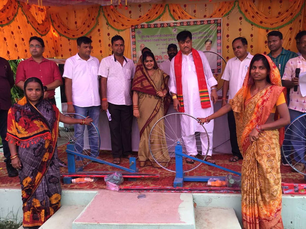 rajaaswain's tweet photo. ନୂଆପାଟଣା ଠାରେ ଅନୁଷ୍ଠିତ ମୁଖ୍ୟମନ୍ତ୍ରୀ ବୟନଜ୍ଯୋତି ଯୋଜନାରେ ବୁଣାକାରମାନଙ୍କୁ ଇନଭଟର ବିତରଣ ଓ ପ୍ରଚଳିତ ସରକାରୀ ଯୋଜନାମାନଙ୍କର ସଫଳ ରୂପାୟନ ନିମନ୍ତେ ବୁଣାକାର ସଚେତନତା ଶିବିରରେ ଯୋଗଦେଲି। ଏହି ଅବସରରେ ବୁଣାକାରମାନଙ୍କୁ ୮୦ଟି ଇନଭଟର, ୧୨ଟି ତନ୍ତ, ୧୦ଟି ତନ୍ତ ସଂରଯାମ ଓ ୯ଟି ସୂତା ବୁଲାଣି ମେସିନ ପ୍ରଦାନ କଲି।

ଏହି କାର୍ଯ୍ୟକ୍ରମରେ ତିଗିରିଆ ବ୍ଲକର ଅଧ୍ୟକ୍ଷା, ଉପାଧ୍ୟକ୍ଷ, ବିଡିଓ, ସହକାରୀ ବୟନ ଶିଳ୍ପ ନିର୍ଦ୍ଦେଶକ, ଆଠଗଡ଼, ସେରିଫେଡ ଅଧ୍ୟକ୍ଷ, ବାଙ୍କୀ ସମବାୟ ବ୍ୟାଙ୍କର ନିର୍ଦ୍ଦେଶକ, ବୟନିକାର ନିର୍ଦ୍ଦେଶକ, ବୟନ ତତ୍ତ୍ବାବଧାରକ, ଆଠଗଡ଼ଙ୍କ ସମେତ ବହୁ ବୁଣାକାର ଭାଇ ଭଉଣୀମାନେ ଉପସ୍ଥିତ ରହିଥିଲେ । 

@HTH_Odisha
@Rita_bjd
@arvindpadhee