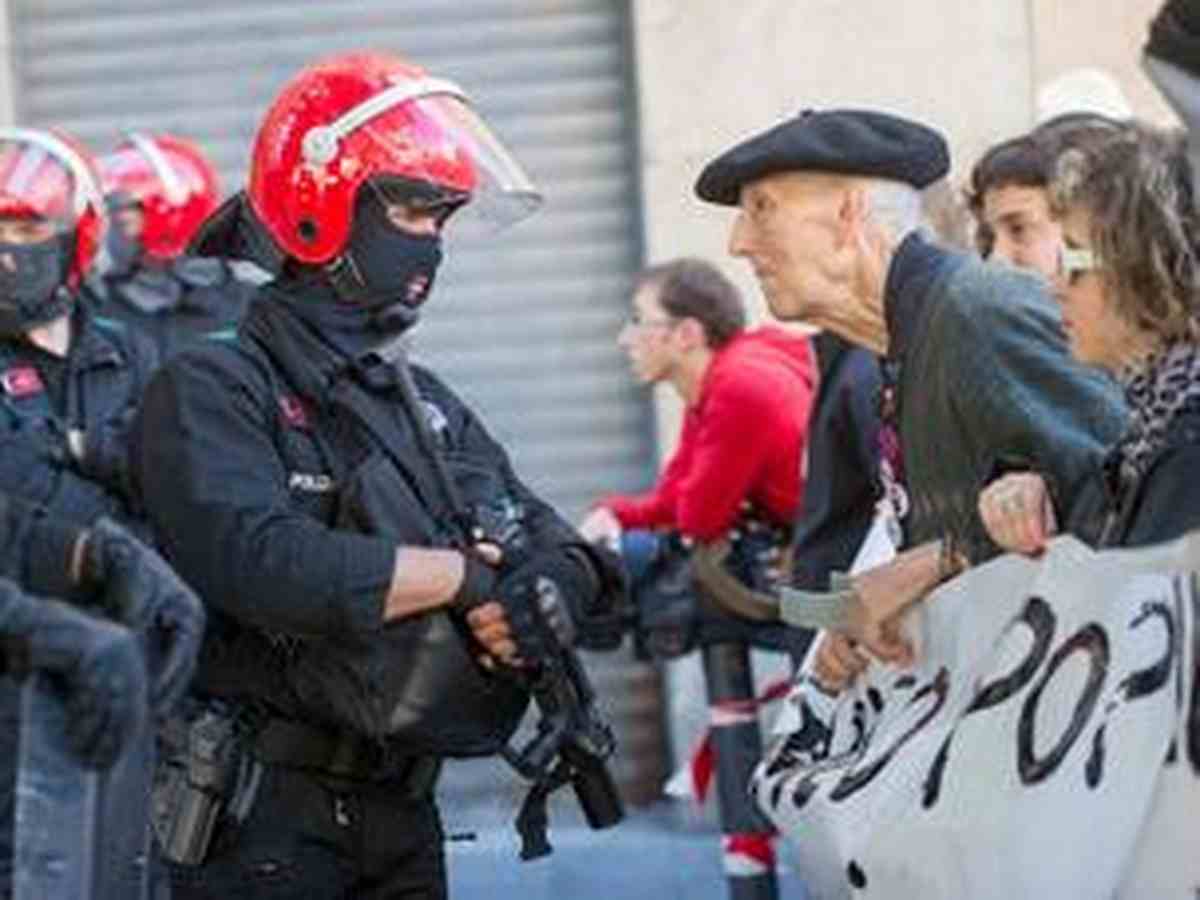 Erreharria1's tweet photo. Kaixo Periko, hoy me he acordado de ti al volver a un lugar donde compartimos calle, risas y más de una lágrima.
 En concreto he vuelto a la calle Mena donde hace años ( no recuerdo fecha ) nos enfrentamos al desahucio de una familia de su casa.
 Como se ve, diste la cara 1/3 https://t.co/bbKdVx1Ru8