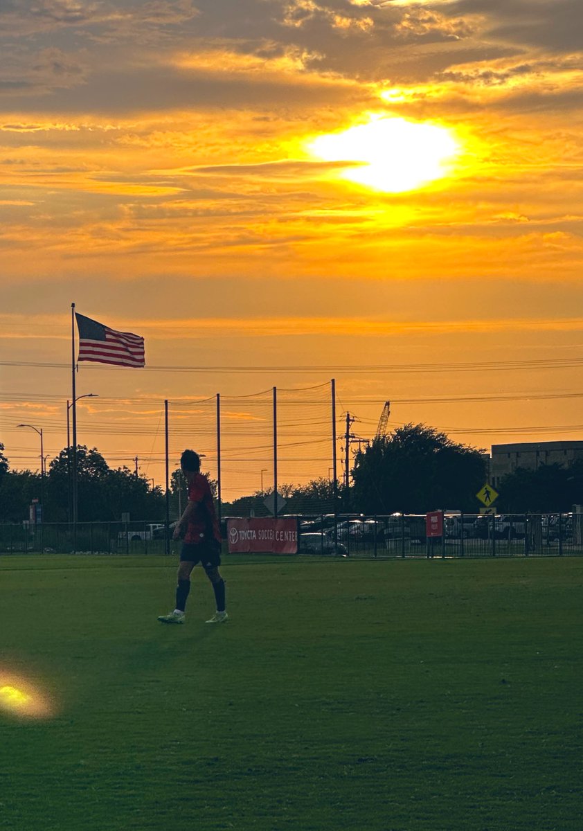 parkerkelsey05's tweet photo. FCD ECNL  vs FCD academy at Toyota pitch on Thursday.  However, you can’t miss the message in this sunset.  “God and Country”come to mind.  @NcsaSoccer @ncsa @LeandroYzaguir1 @Jobani_Chavez @SoccerMomInt @ImCollegeSoccer  @LongviewLoboSoc https://t.co/ObBTs9PuTA