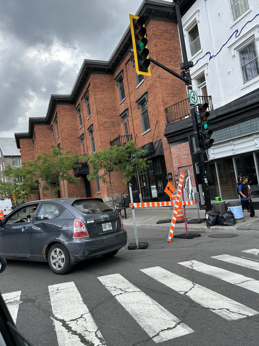 PatWhite70's tweet photo. La rue Sherbrooke encore bloquée ce samedi midi. Zéro mobilité en ville à Montréal sur les grandes artères #pomtl @agencemobi_mtl @MTL_Ville @QDS_MTL https://t.co/990x5gHg82