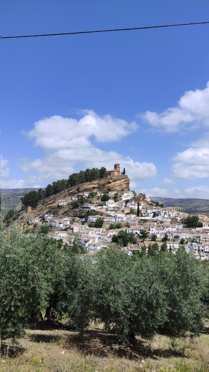 elvilg_'s tweet photo. Hoy tuve el gran privilegio de ir a un pueblecito perdido en mitad de la provincia de Granada, casi en la frontera con la provincia de Jaén: Montefrío ⛰️ 

Os vengo a contar algunas cositas de este encantador rincón ✨ https://t.co/M7bh05qRA2
