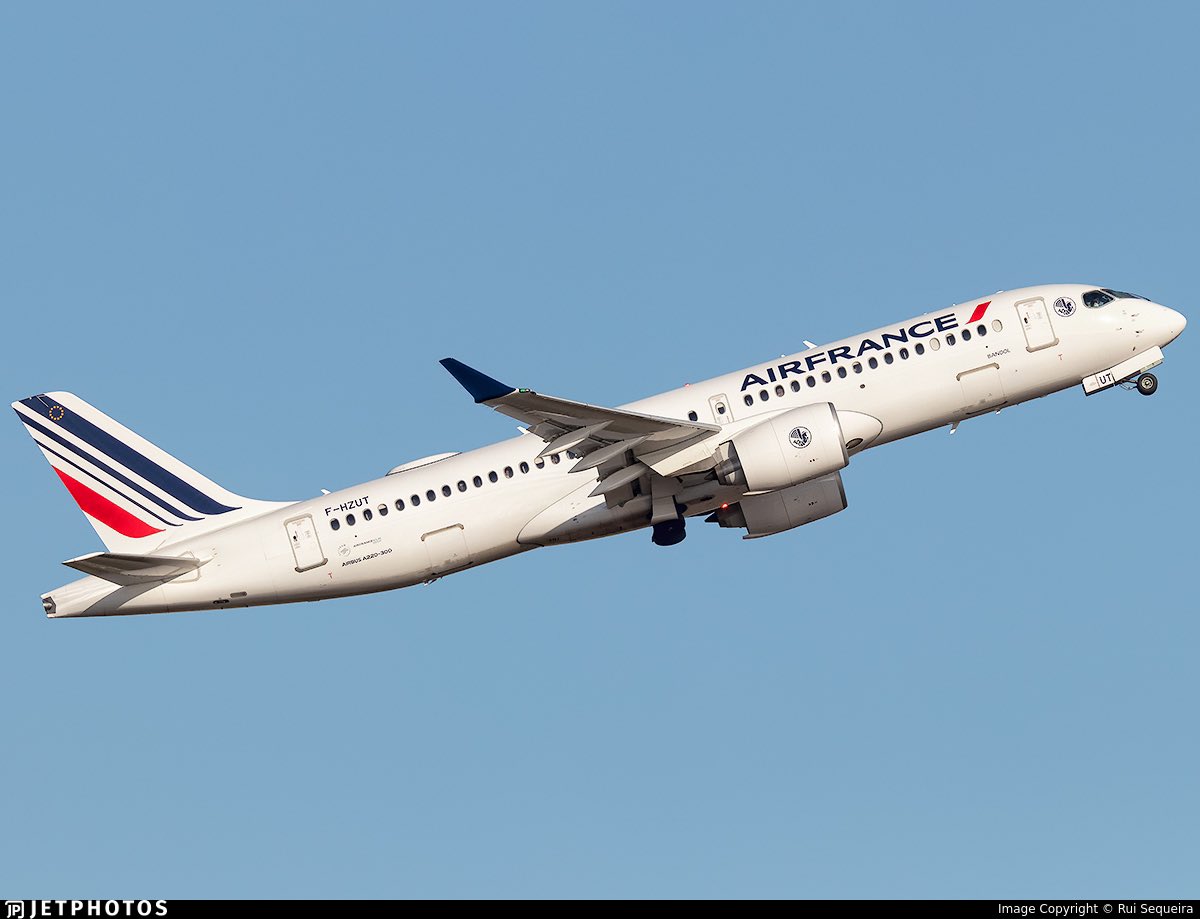 airplusnews's tweet photo. ✈️ De nombreux (beaux) avions présents pour la 54e édition du Salon International de l'Aéronautique et de l'Espace dont :

▫️Airbus A220 d’Air France
▫️Airbus A321LR de JetBlue
▫️Airbus A319, A350-1000 &amp; Gulfstream G700 de Qatar Airways
▫️Boeing 787 de Riyadh Air / Boeing https://t.co/BT0gfoRm76